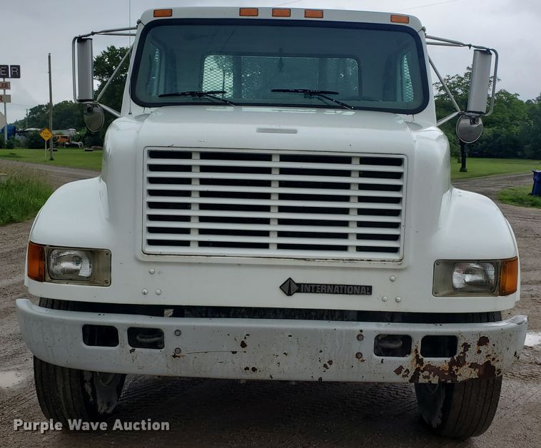 image for item DI5163 1999 International 4700  rollback truck