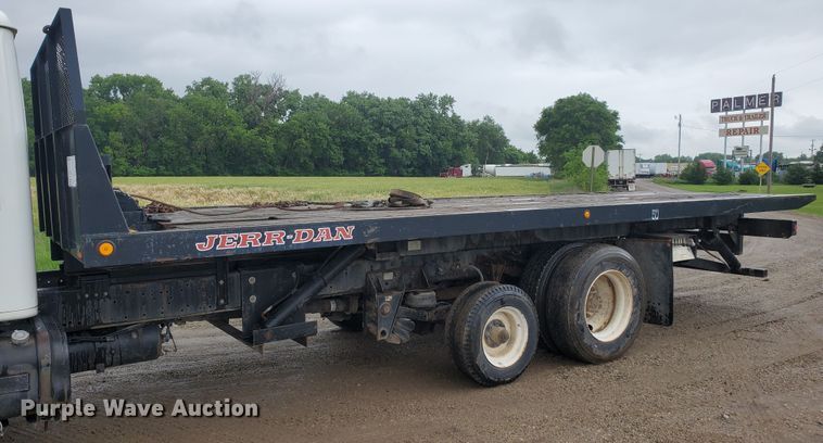 image for item DI5163 1999 International 4700  rollback truck