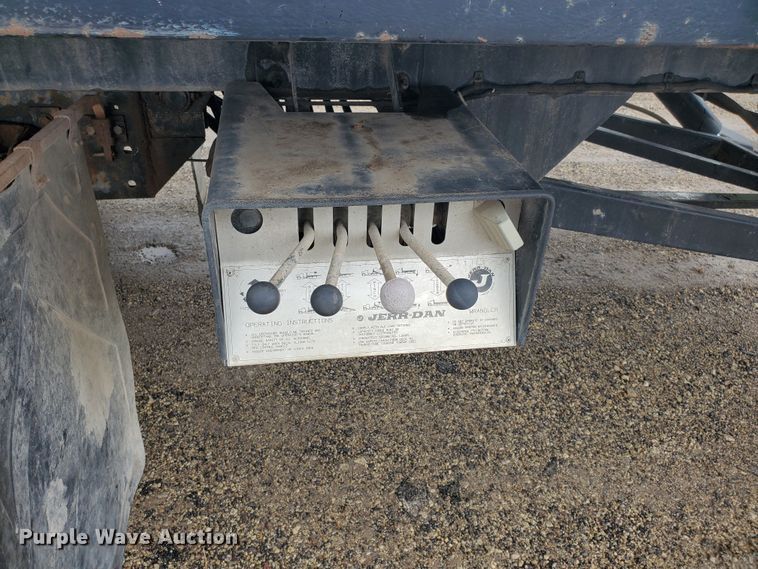 image for item DI5163 1999 International 4700  rollback truck