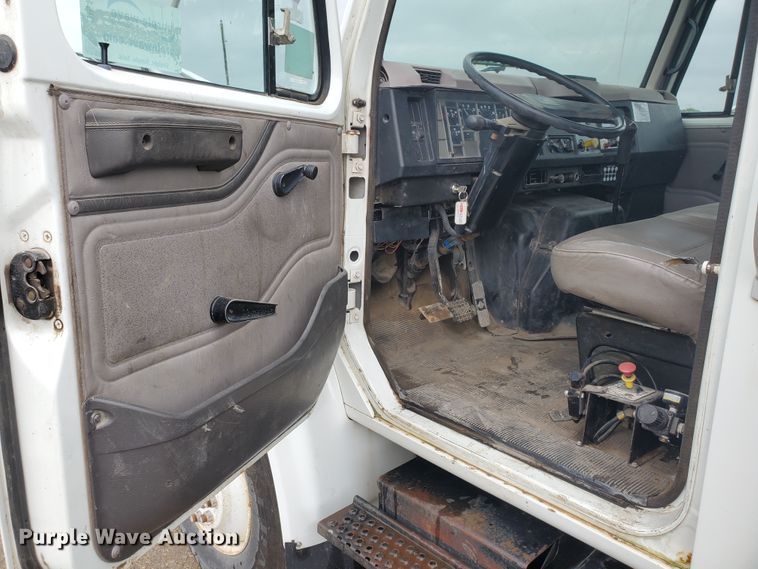 image for item DI5163 1999 International 4700  rollback truck