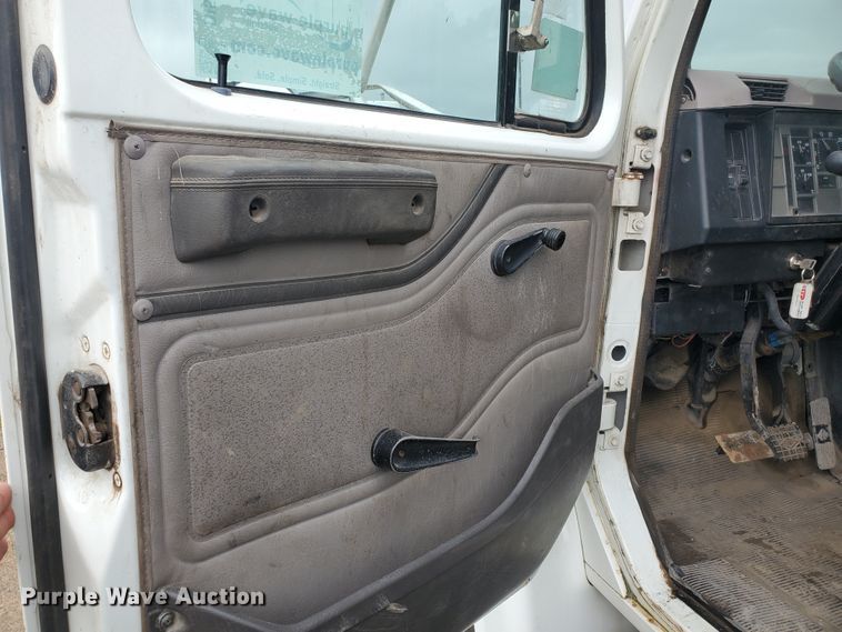 image for item DI5163 1999 International 4700  rollback truck