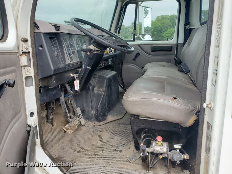 image for item DI5163 1999 International 4700  rollback truck