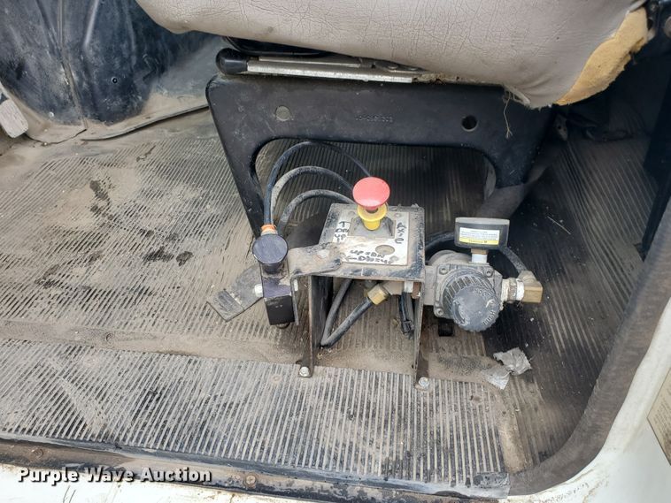 image for item DI5163 1999 International 4700  rollback truck