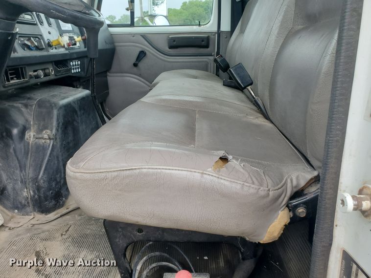 image for item DI5163 1999 International 4700  rollback truck