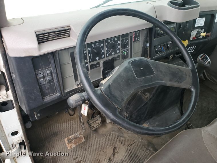 image for item DI5163 1999 International 4700  rollback truck