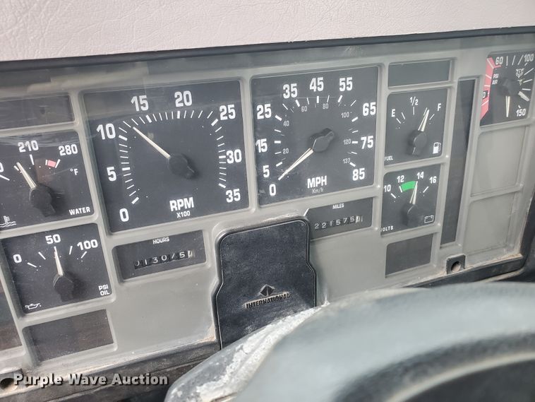 image for item DI5163 1999 International 4700  rollback truck