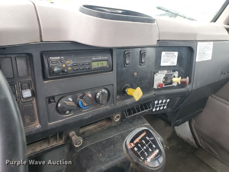 image for item DI5163 1999 International 4700  rollback truck