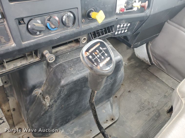 image for item DI5163 1999 International 4700  rollback truck