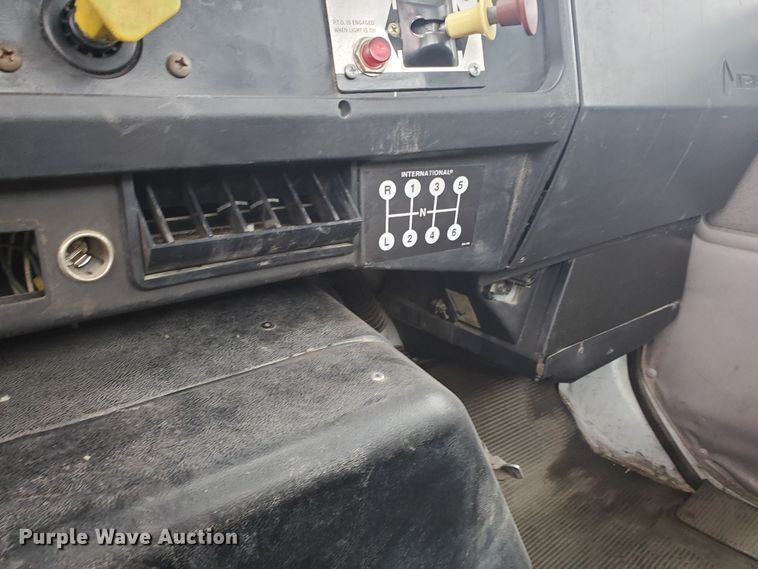 image for item DI5163 1999 International 4700  rollback truck