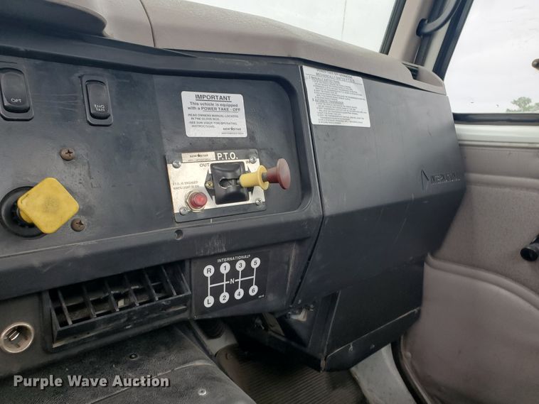 image for item DI5163 1999 International 4700  rollback truck