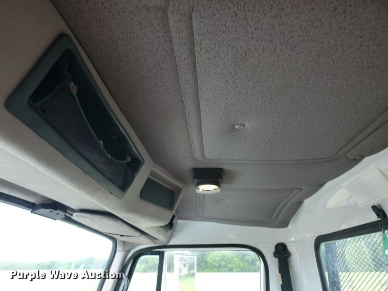 image for item DI5163 1999 International 4700  rollback truck