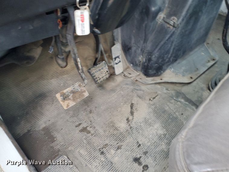 image for item DI5163 1999 International 4700  rollback truck