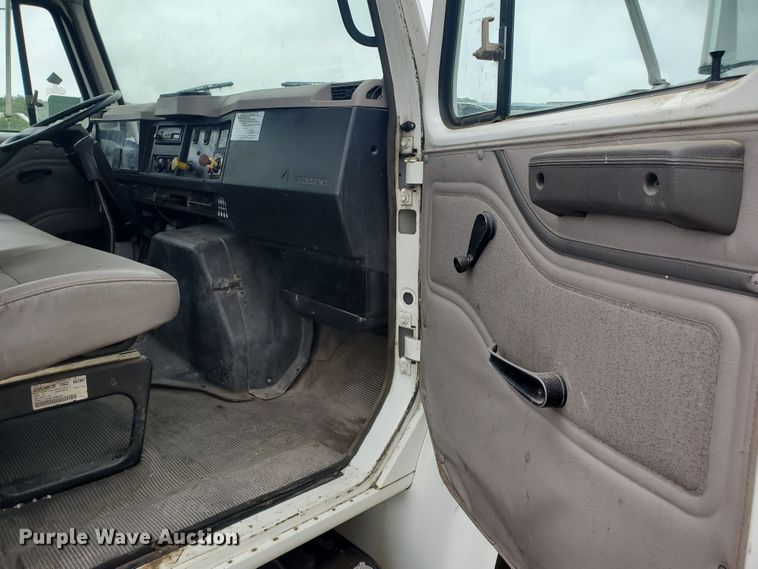 image for item DI5163 1999 International 4700  rollback truck