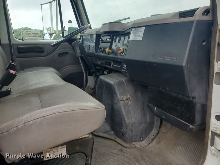 image for item DI5163 1999 International 4700  rollback truck