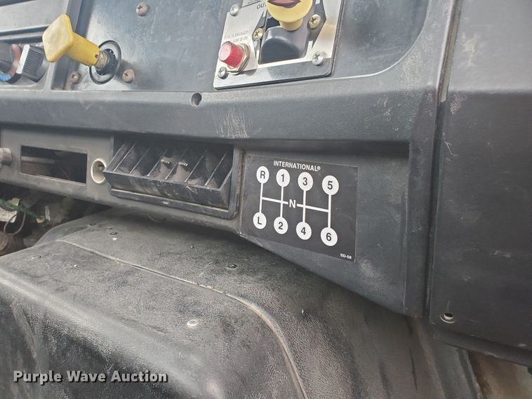 image for item DI5163 1999 International 4700  rollback truck