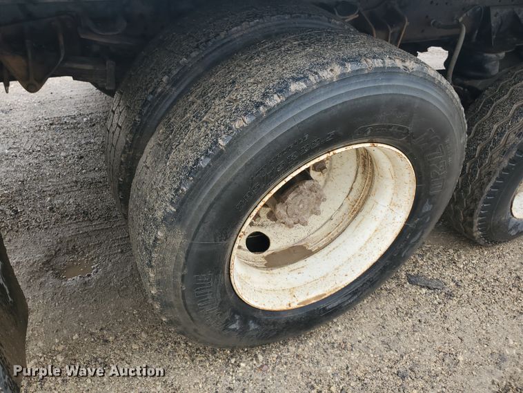 image for item DI5163 1999 International 4700  rollback truck