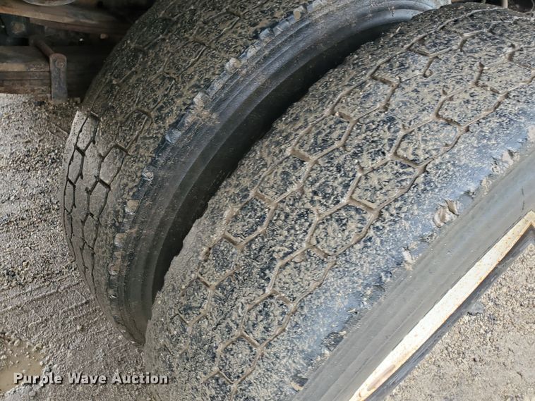 image for item DI5163 1999 International 4700  rollback truck