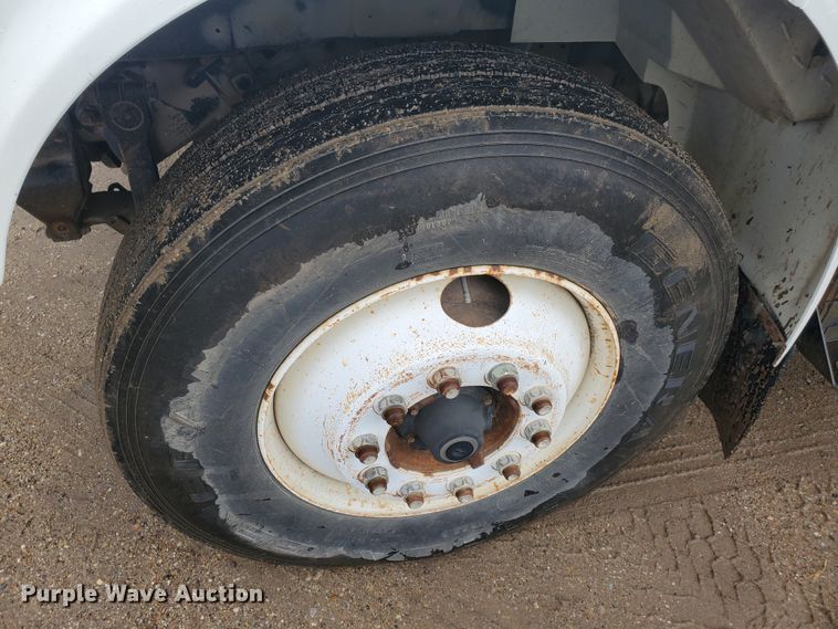 image for item DI5163 1999 International 4700  rollback truck