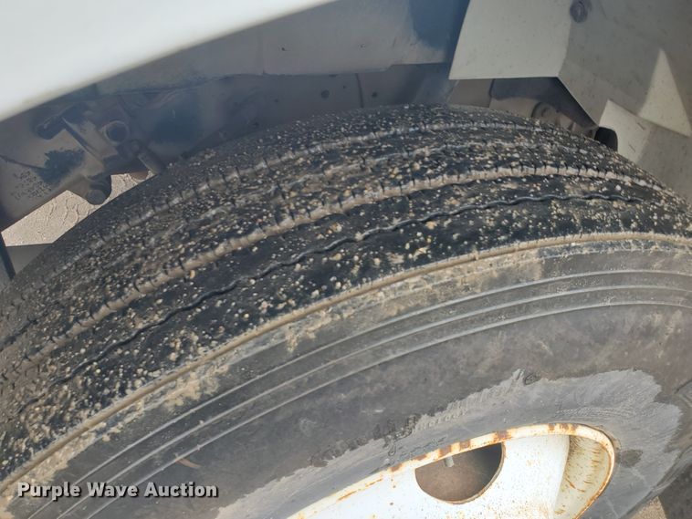 image for item DI5163 1999 International 4700  rollback truck