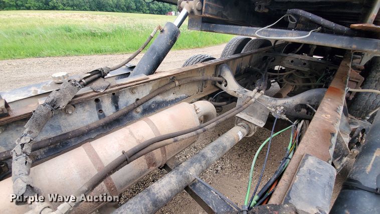 image for item DI5163 1999 International 4700  rollback truck