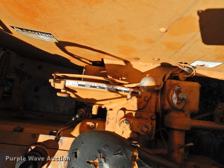 image for item DJ5002 1975 Case 380LL  tractor