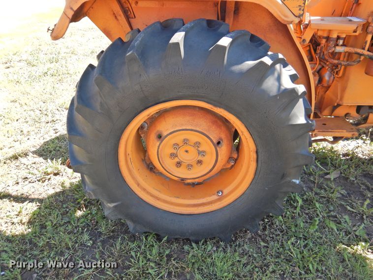 image for item DJ5002 1975 Case 380LL  tractor
