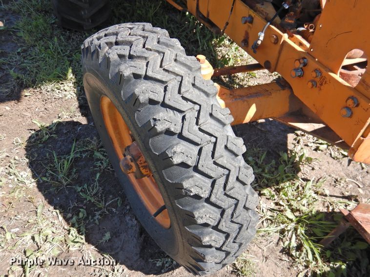 image for item DJ5002 1975 Case 380LL  tractor