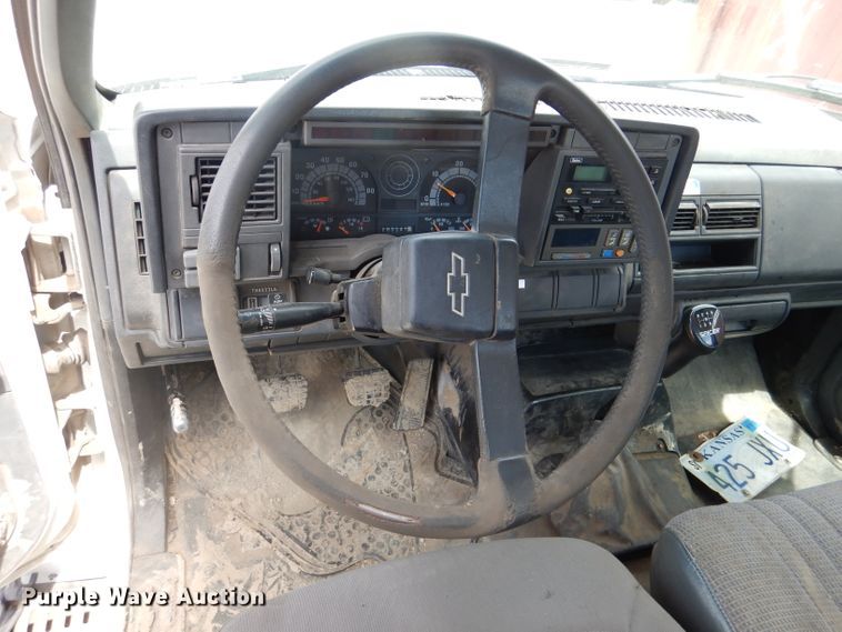 image for item DL8063 2000 Chevrolet C6500  truck cab and chassis