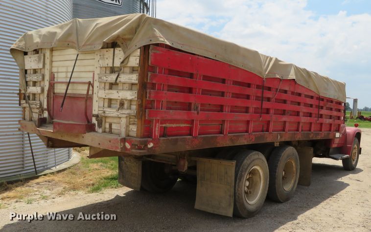 image for item DN5897 1965 International 1800  grain truck