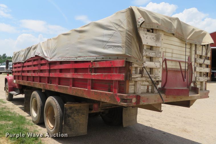 image for item DN5897 1965 International 1800  grain truck