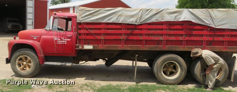 image for item DN5897 1965 International 1800  grain truck