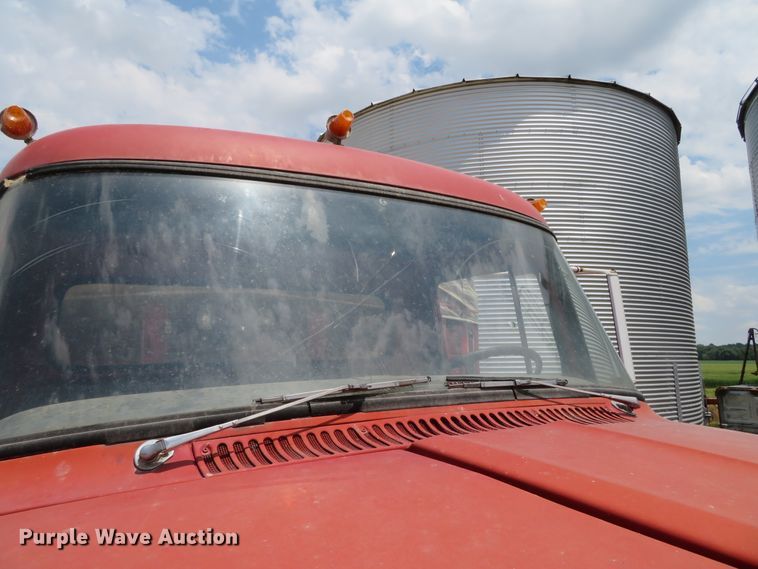 image for item DN5897 1965 International 1800  grain truck