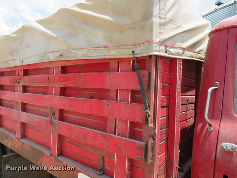 image for item DN5897 1965 International 1800  grain truck