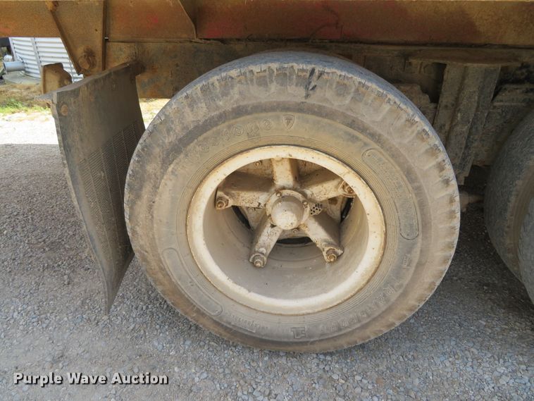 image for item DN5897 1965 International 1800  grain truck