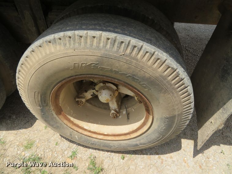 image for item DN5897 1965 International 1800  grain truck