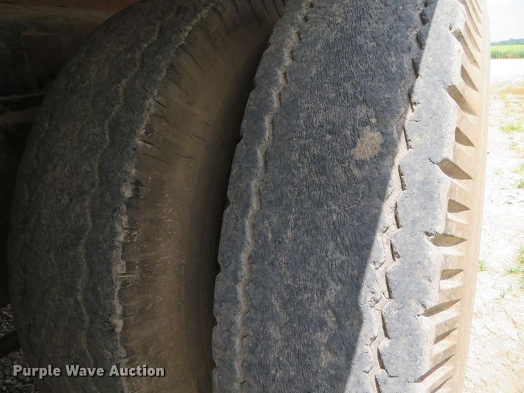 image for item DN5897 1965 International 1800  grain truck