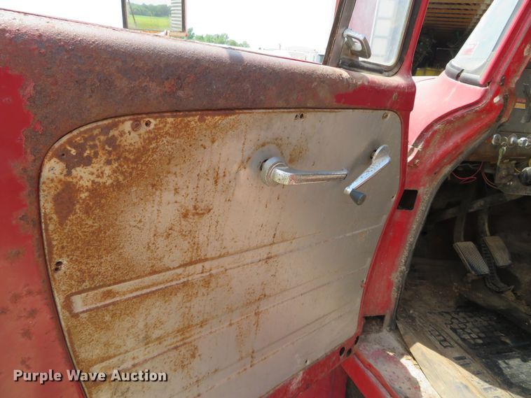 image for item DN5897 1965 International 1800  grain truck