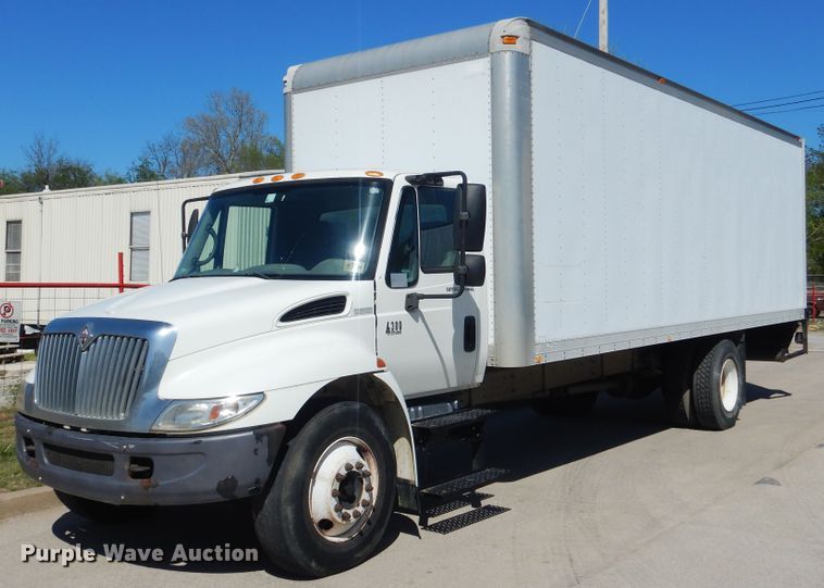 image for item ES9649 2002 International 4300  box truck