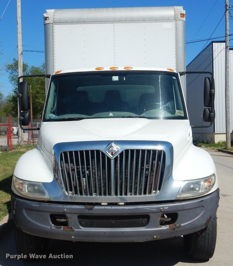 image for item ES9649 2002 International 4300  box truck