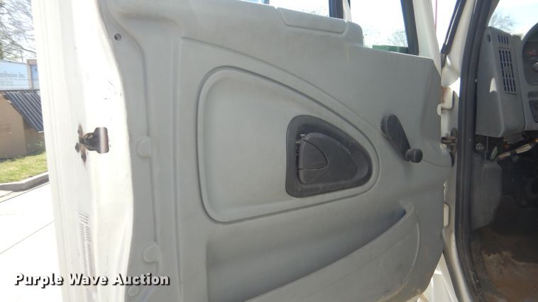 image for item ES9649 2002 International 4300  box truck