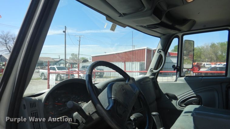 image for item ES9649 2002 International 4300  box truck