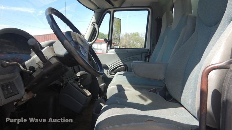 image for item ES9649 2002 International 4300  box truck