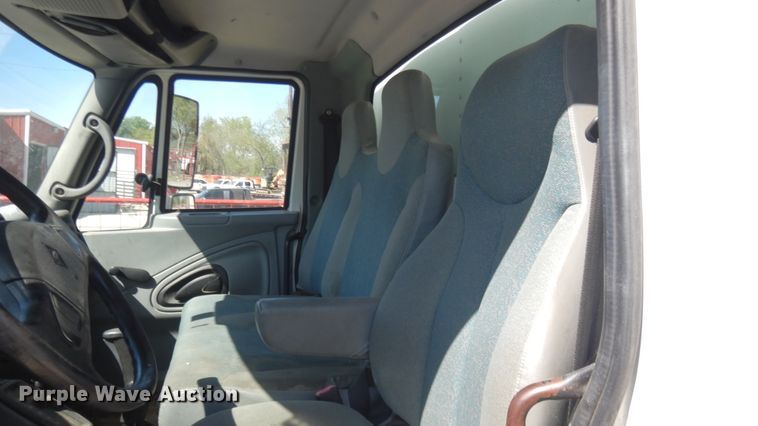 image for item ES9649 2002 International 4300  box truck