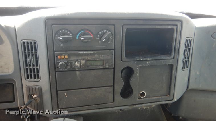 image for item ES9649 2002 International 4300  box truck