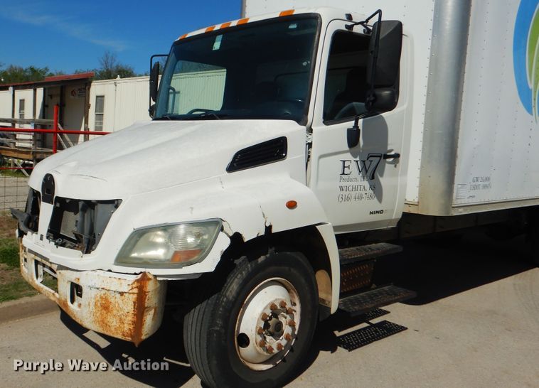 image for item ES9650 2007 Hino 268  box truck