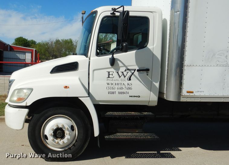 image for item ES9651 2007 Hino 268  box truck