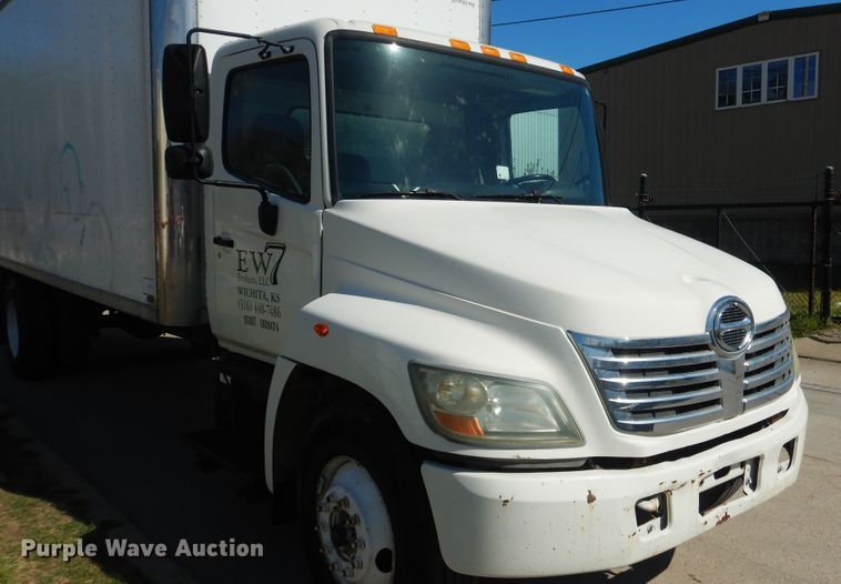 image for item ES9651 2007 Hino 268  box truck