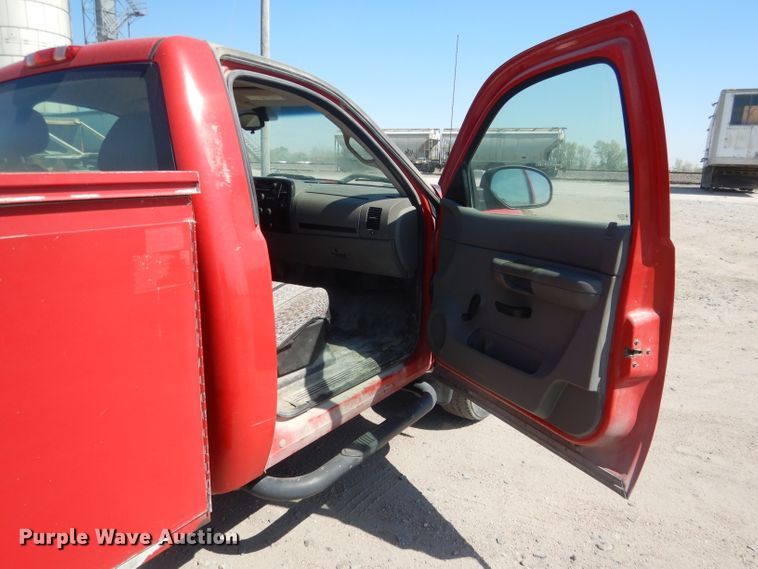 image for item FI9046 2008 Chevrolet Silverado 2500HD  utility bed pickup truck