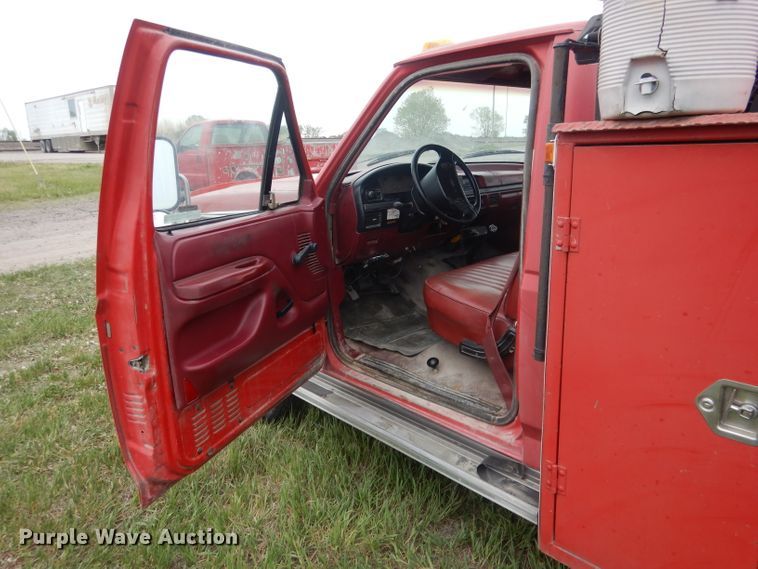 image for item FI9048 1995 Ford F450 Super Duty  utility / service truck