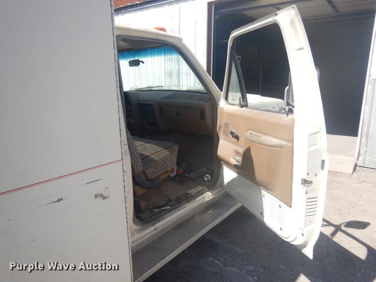 image for item FI9098 1989 Ford F450 Super Duty  utility / service truck